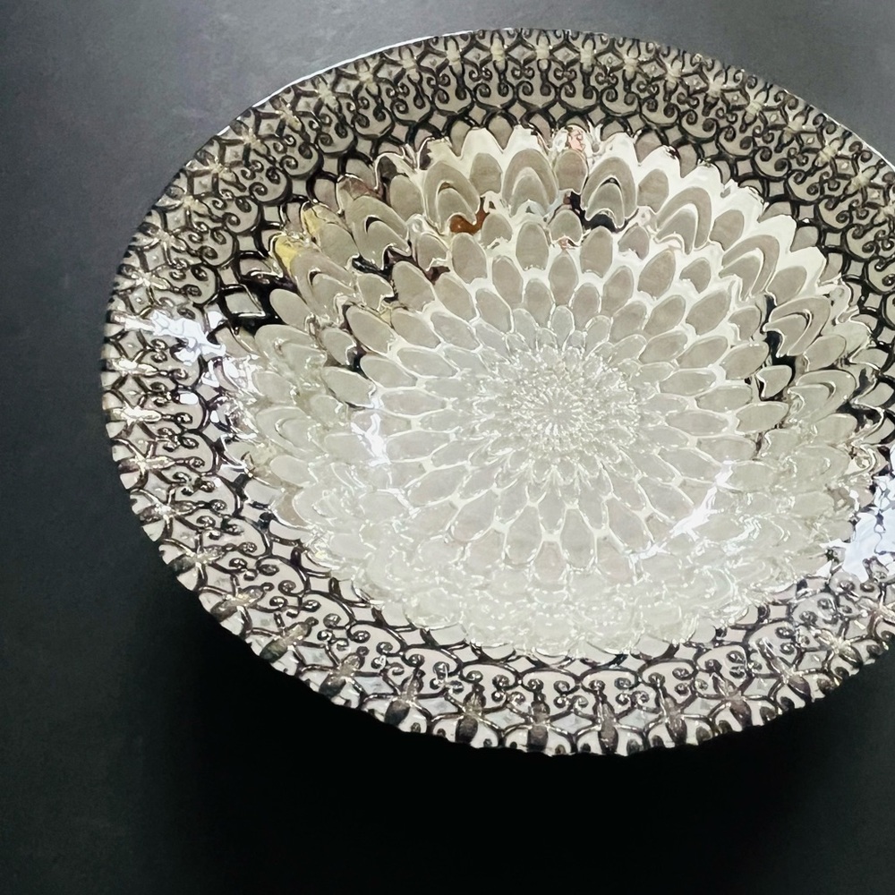 Decorative silver tone metallic bowl - Picture 9 of 12
